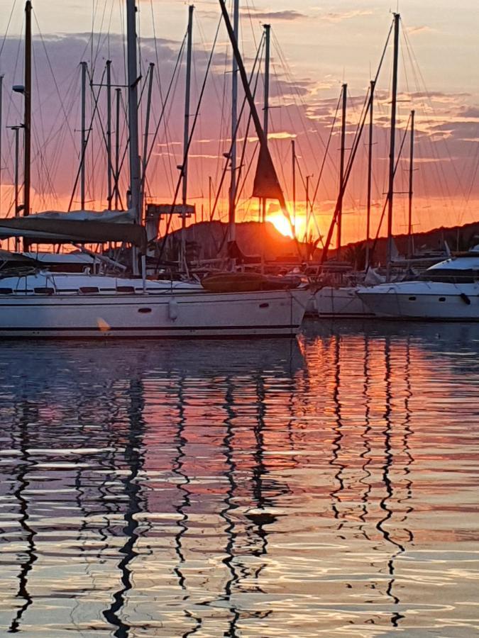 Porquerolles - Nuit Insolite A Bord Du Defi Fou Bagian luar foto